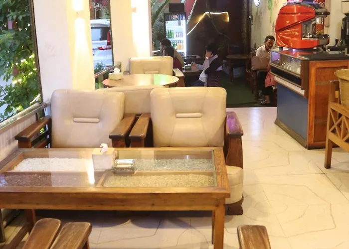 Kailash Mansarobar Banquet And Restaurant 酒店 2*
